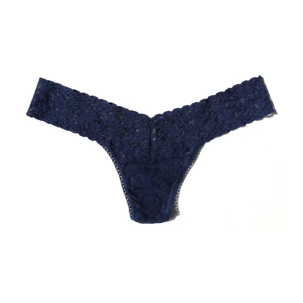 Hanky Panky Low Rise Thong – Signature Lace in navy blue, showcasing a modern flirty cut and comfortable design.