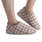 Womens Houndstooth Cabin Bootie Snoozies Pink