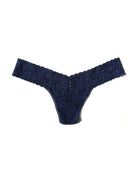 Hanky Panky Low Rise Thong – Signature Lace in navy blue, showcasing a modern flirty cut and comfortable design.